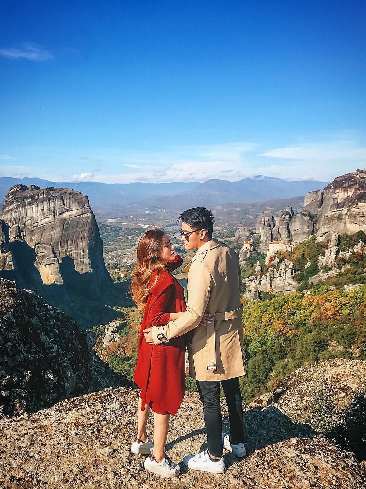 Potret romantis dari pasangan Ifan Seventeen dan sang istri&comma; Dylan Sahara&period;