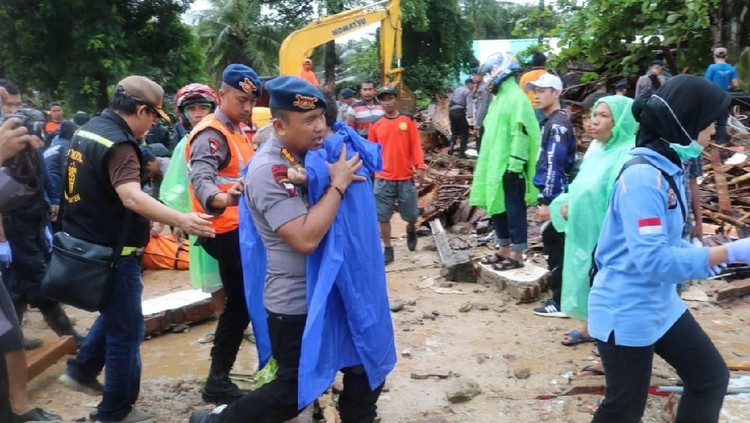 Bocah laki-laki, salah satu korban tsunami di pesisir Selat Sunda berhasil diselamatkan. Ia sempat terjebak dalam mobil yang tertimpa pohon.