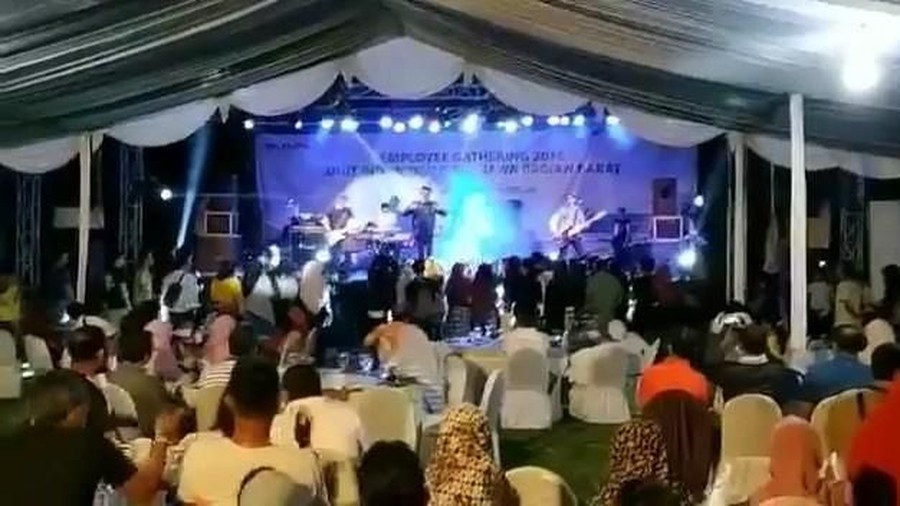 Melihat video amatir yang berisikan detik-detik tsunami Anyer saat menerjang panggung Seventeen.