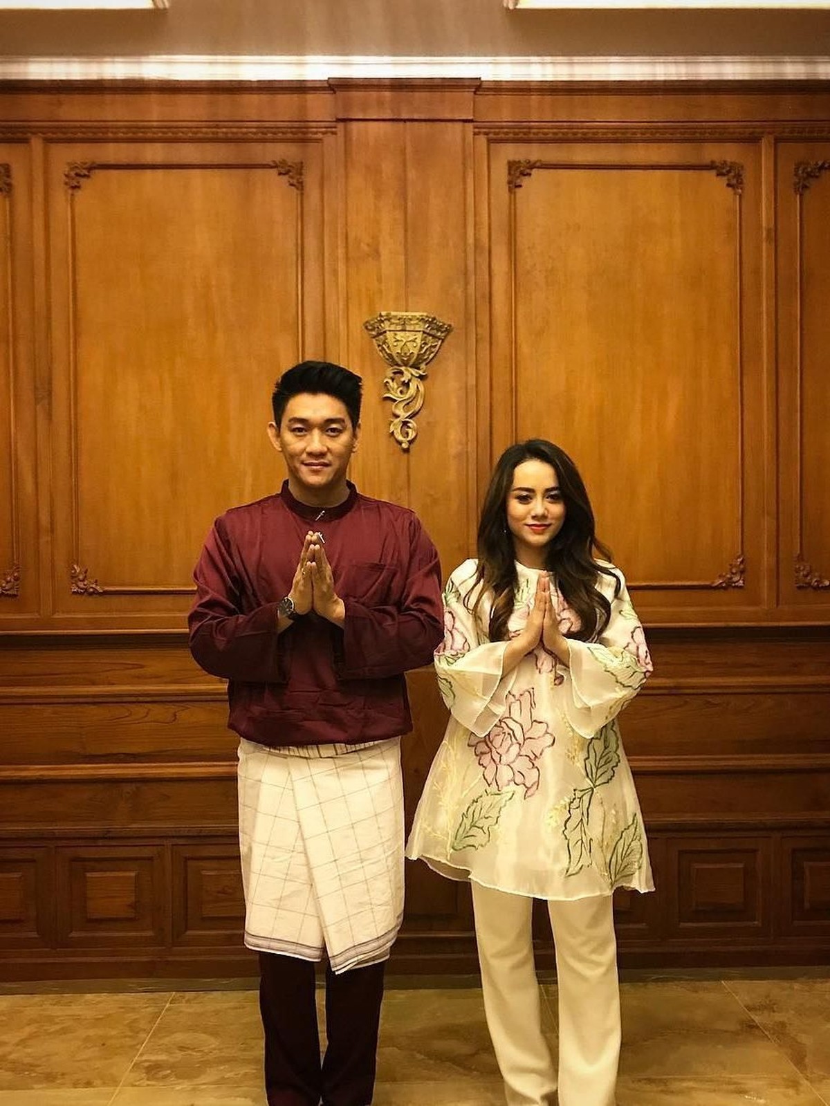 Potret romantis dari pasangan Ifan Seventeen dan sang istri&comma; Dylan Sahara&period;
