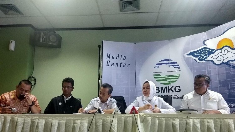 Bunyi Sirine Peringatan Tsunami, Kenali Agar Bunda Terhindar Hoax Di tengah bencana tsunami yang melanda pesisir Selat Sunda, rupanya tak luput dari penyebaran hoax. Bunda, yuk kenali sirine peringatan tsunami resmi BMKG.
