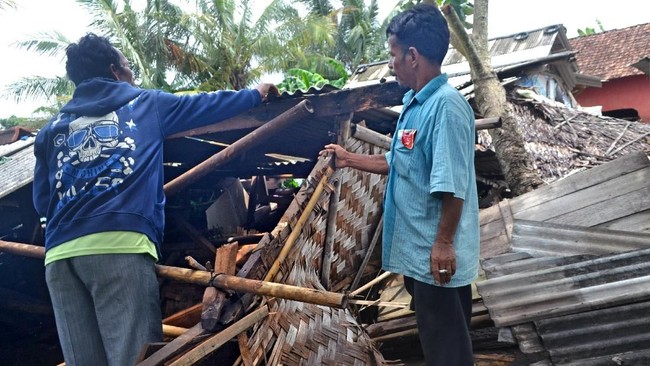 Polri menyatakan tsunami di kawasan Selat Sunda, Sabtu (22/12) malam telah mengakibatkan empat daerah di Banten, salah satunya Tanjung Lesung rusak parah.