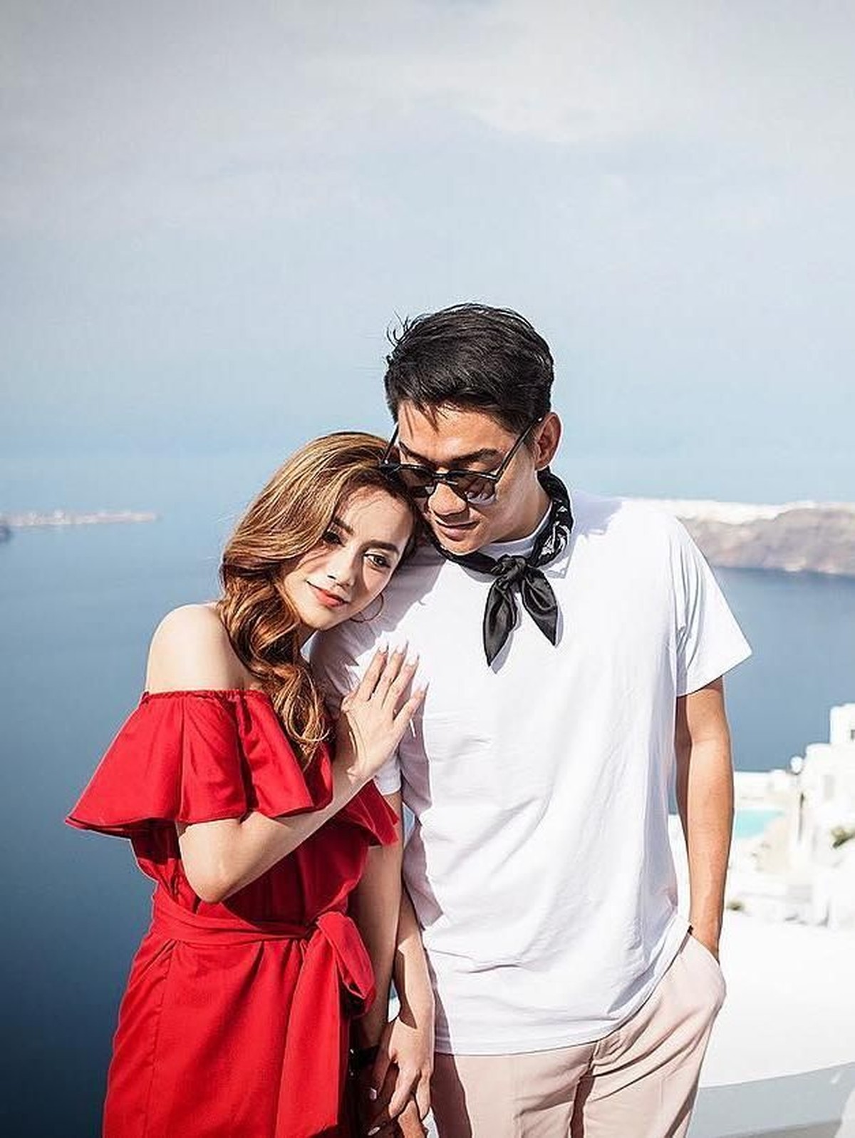 Potret romantis dari pasangan Ifan Seventeen dan sang istri&comma; Dylan Sahara&period;