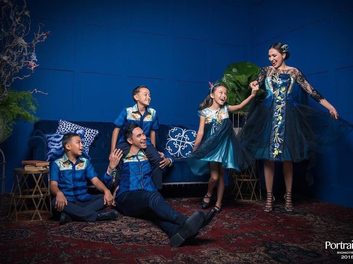 Jelang Natal&comma; enam selebriti membagikan keceriannya lewat sebuah foto di akun Instagram mereka&period;