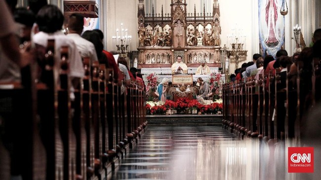 Umat Katolik mulai berdatangan ke Gereja Katedral, Jakarta, Selasa pagi (25/12). Mereka tampak memasuki gereja untuk menghadiri Misa Natal.