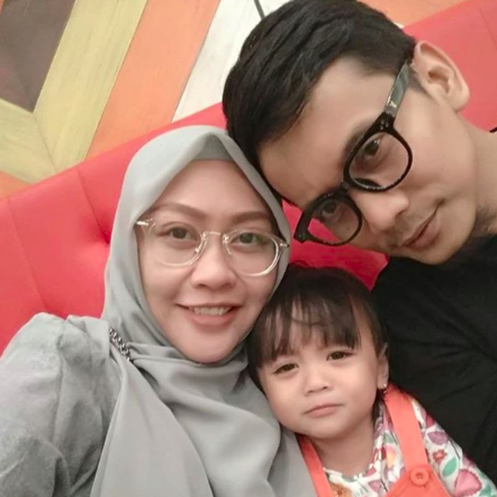 <p>Semoga keluarga yang ditinggalkan <a href="https://hot.detik.com/celeb/4356428/jadi-korban-tsunami-bani-seventeen-tinggalkan-istri-hamil-3-bulan" target="_blank">Bani 'Seventeen'</a> diberikan kesabaran dan ketabahan yang luar biasa ya, Bun. (Foto: Instagram/cindriwhy)</p>