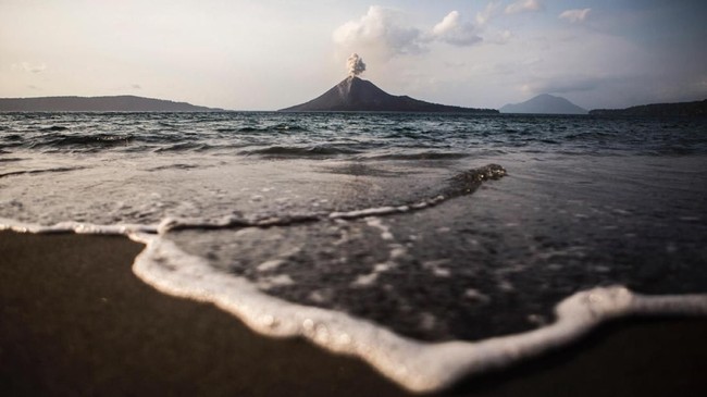 Tinggi Gunung Anak Krakatau sudah menyusut, dari semula 338 meter kini menjadi 110 meter sehingga potensi longsornya sudah kecil.