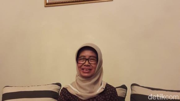 Ustaz Yusuf Mansur merasa kehilangan atas kepergian ibunda Jokowi, Sudjiatmi Notomiharjo atau Eyang Noto. Banyak kenangan Yusuf Mansur tentangnya.
