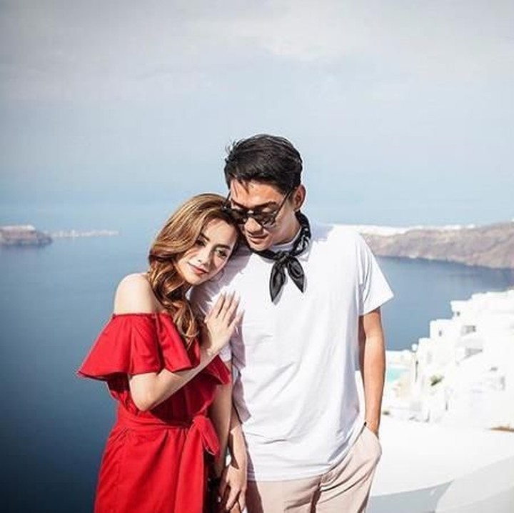 <p>Saat merayakan wedding anniversary yang kedua, Ifan mengajak Dylan liburan ke Yunani. Santorini menjadi tujuan mereka berdua. (Foto: Instagram @ifanseventeen)</p>