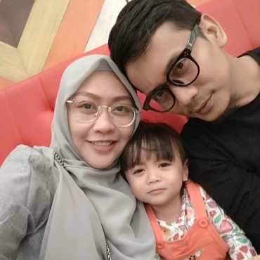Selamat, Istri Mendiang Bani 'Seventeen' Lahirkan Bayi Perempuan