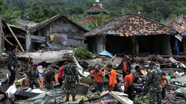 Longsoran Gunung Anak Krakatau terjadi pada pukul 21.03 WIB disusul kemudian tsunami yang menghantam Banten dan Lampung Selatan pada pukul 21.27 WIB.