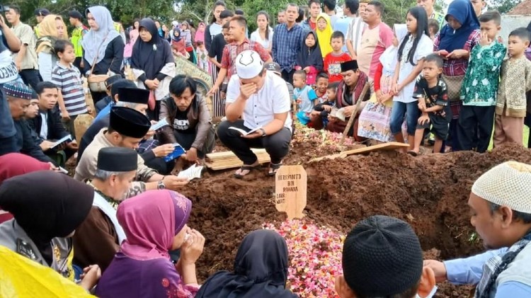 Putri sulung almarhum Aa Jimmy ditemukan sudah tak bernyawa. Si bungsu, bayi mungil itu pun kini hidup sebatang kara.