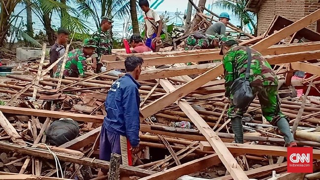 Pasukan yang dikerahkan membawa berbagai perlengkapan bantuan seperti selimut dan pakaian layak pakai, serta mendirikan dapur umum dan posko kesehatan.