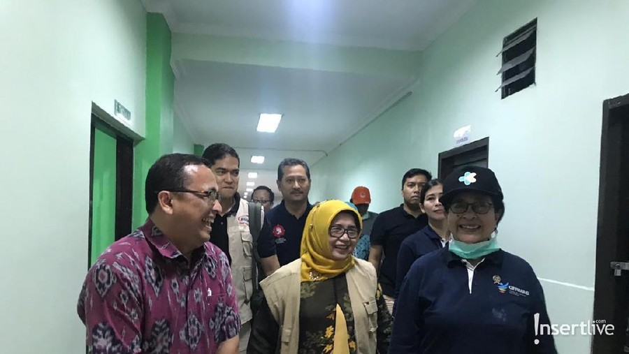 Menteri Kesehatan, Nila Moeloek, mengunjungi korban tsunami Banten, Senin (24/12). 