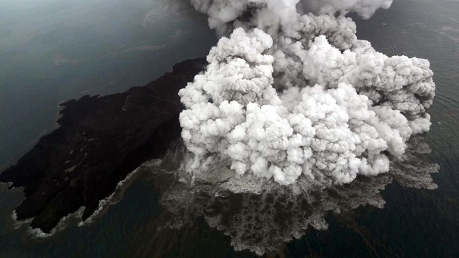 BMKG menyebut abu vulkanik Gunung Anak Krakatau mulai menyebar ke arah barat daya dengan ketinggian di atas 10 km dan tidak terlalu berdampak ke Pulau Jawa.