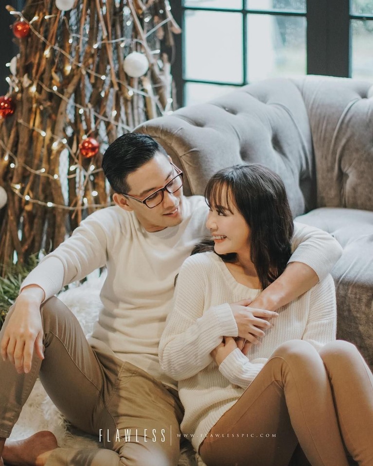 Segera Menikah, Ini 6 Potret Yuanita Christiani & Kekasih Presenter cantiik, Yuanita Christiani segera melepas masa lajangnya tahun ini. Ia akan menikah dengan sang kekasih yang telah melamarnya pada Juli 2018 lalu.