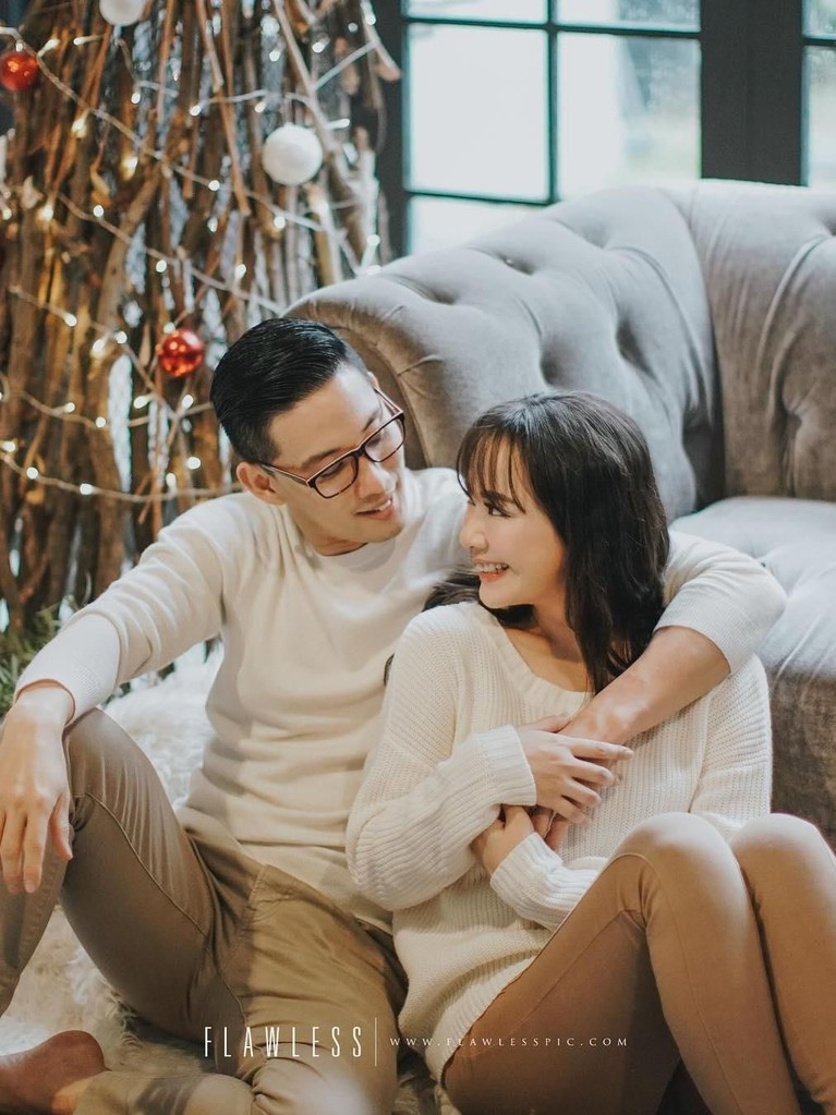 Jelang Natal, enam selebriti membagikan keceriannya lewat sebuah foto di akun Instagram mereka.