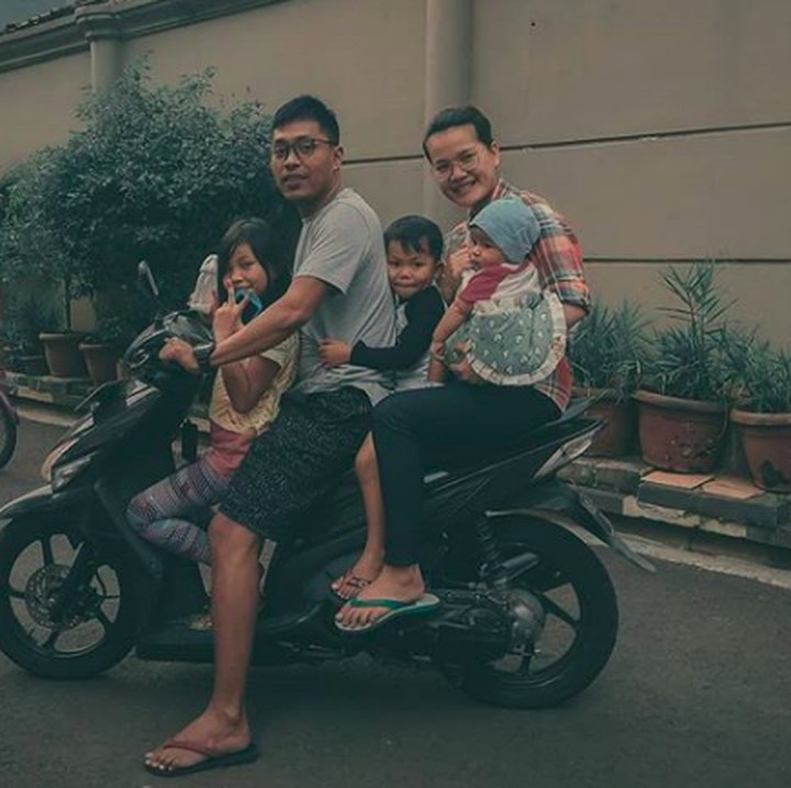 <p>Andi meninggalkan seorang istri, Dewi Sartika dan tiga anak yaitu Kai, Ganesh, dan Ravin. (Foto: Instagram/andi_seventeen)</p>