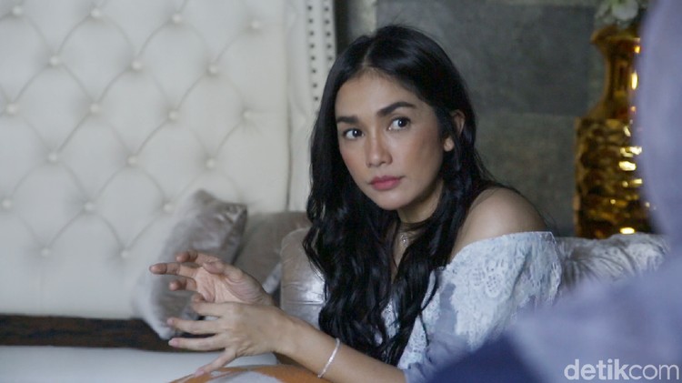 Mengajarkan puasa, Ussy enggan mengiming-imingi anaknya dengan hadiah. Apa alasannya ya?