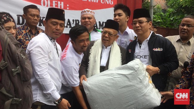 Ma'ruf Amin mengerahkan Relawan Milenial Joko Widodo-Ma'ruf Amin (Remaja) untuk membantu korban terdampak tsunami, sementara Prabowo memberangkatkan dokter.