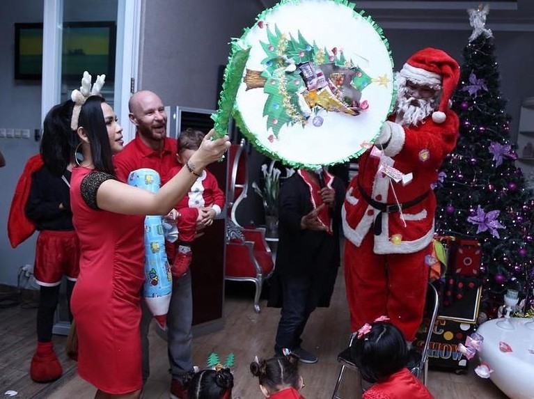 Jelang Natal, enam selebriti membagikan keceriannya lewat sebuah foto di akun Instagram mereka.