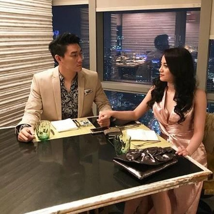 <p>Pada saat merayakan wedding anniversary di tahun 2017 lalu, keduanya memilih untuk makan malam romantis. Bertempat di hotel tertinggi di Jakarta, mereka bisa menyksikan lanskap kota Jakarta. (Foto: Instagram @ifanseventeen)</p>