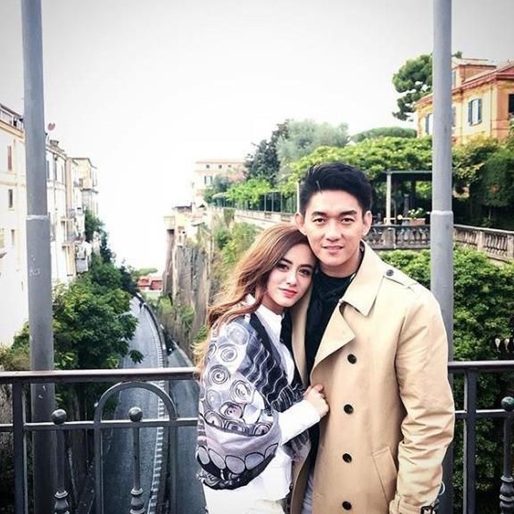 <p>Selanjutnya, Ifan dan istri juga pernah nih wefie bareng saat mengunjungi Sorrento, Italia. Semoga Dylan segera ditemukan ya! (Foto: Instagram @ifanseventeen)</p>