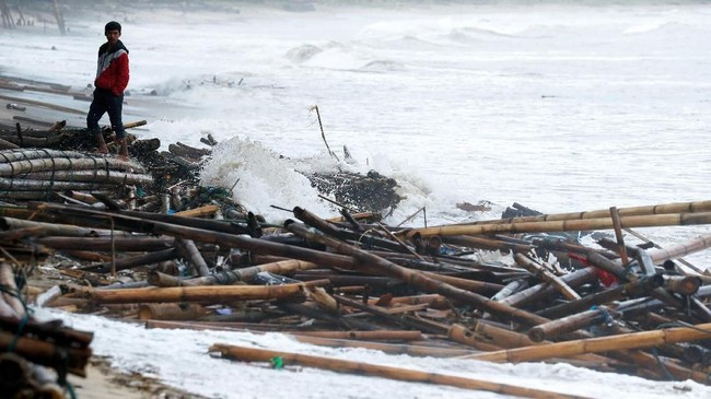 Gerimis masih terus mengguyur Pantai Barat Banten usai tsunami Selat Sunda. Bahkan cuaca serupa juga terjadi di Kota Pandeglang yang jauh dari pantai.