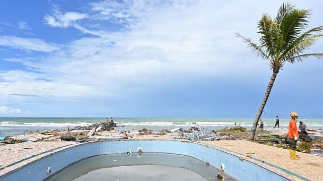 Risau Bermalam di Pantai Carita Banten usai Tsunami