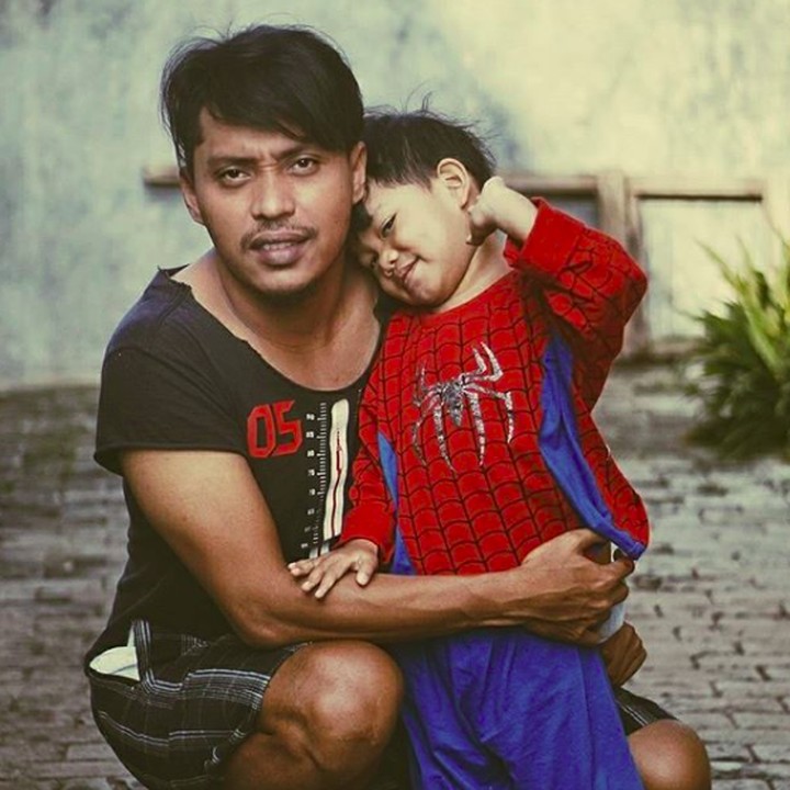 <p>Andi sangat dekat sekali dengan buah hatinya, ini Andi bersama si kecil Ganesh. (Foto: Instagram/andi_seventeen)</p>