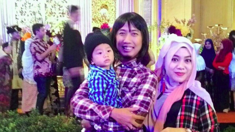 Ade Jigo kehilangan istri, Meiyuza, dalam tragedi tsunami Banten pada akhir pekan lalu. Simak cerita singkatnya dalam melanjutkan hidup bersama anak-anak.