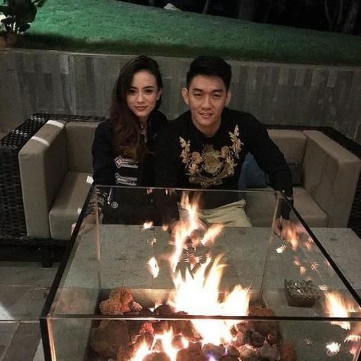 <p>Ifan dan Dylan melewatkan dinner dengan cara unik si sebuah hotel di kawasan Bogor, Jawa Barat. Makan malam ditemani api unggun nih, Bun.  (Foto: Instagram @ifanseventeen)</p>