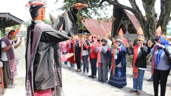 Dinas Pariwisata Samosir sejak November 2018 lalu telah mendatangi para pelaku wisata agar tidak menaikkan harga secara sembarangan.