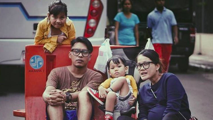 Drummer Seventeen itu menjadi korban gelombang tsunami Selat Sunda. Sang istri pun tak kuasa menahan air mata saat proses pemakaman.