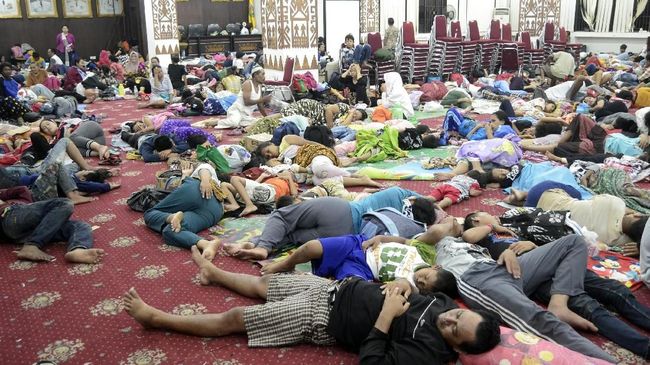 Pengungsi Tsunami Lampung Tinggalkan Posko di Kantor Gubernur Hampir dua hari pascatsunami Selat Sunda yang menghantam pesisir Lampung pada Sabtu malam lalu, para pengungsi mulai tinggalkan posko di Kantor Gubernur.