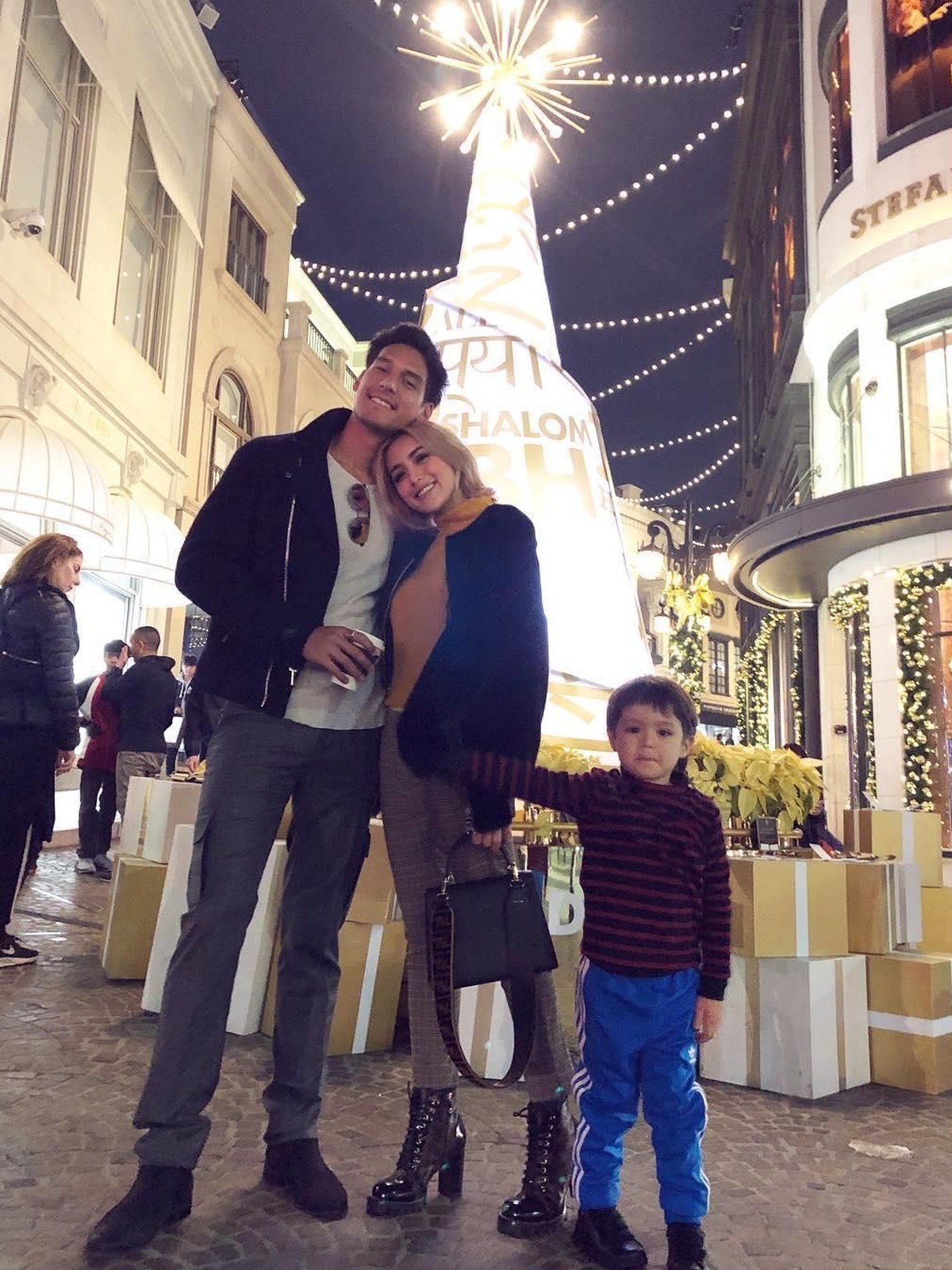 Jelang Natal&comma; enam selebriti membagikan keceriannya lewat sebuah foto di akun Instagram mereka&period;