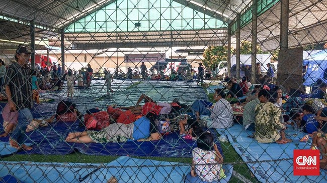 Nani begitu cemas menghadapi hari esok usai tsunami Selat Sunda. Terlalu banyak kerisauan sehingga ia tak berselera dengan masakan dapur umum.