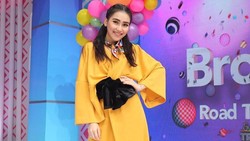 Penampilan Berbeda Ayu Ting Ting dengan Rambut Pendek