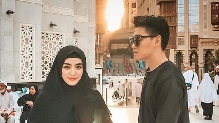 Istri Ifan 'Seventeen', Dylan Sahara, jadi koran dalam peristiwa tsunami di Banten pada Sabtu (22/12). Kata-kata cinta disampaikan Ifan pada sang istri.