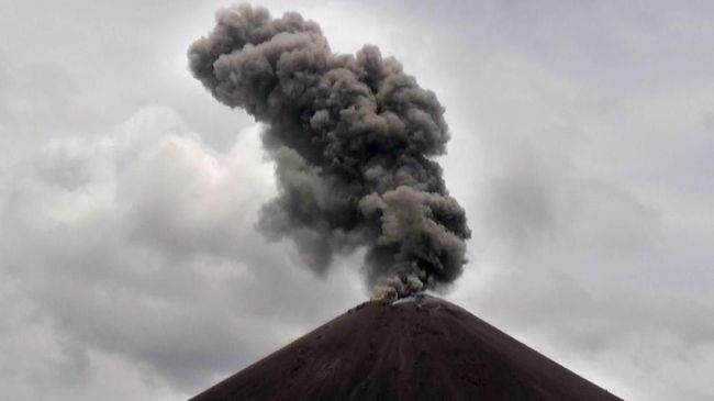 Abu vulkanik yang tebal namun berukuran sangat kecil hasil meletusnya Gunung Anak Krakatau berbahaya dan dapat menimbulkan dampak buruk bagi kesehatan.
