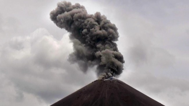 Aktivitas vulkanik Krakatau diwarnai dentuman-dentuman keras. Pusat Vulkanologi dan Mitigasi Bencana Gempa (PVMBG) menaikkan radius bahaya.