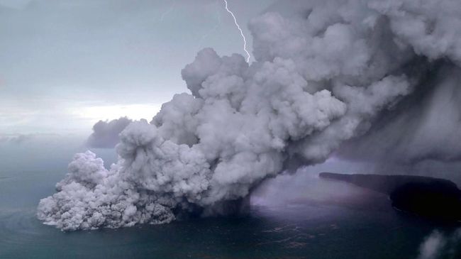 Bau belerang dan mesin pesawat yang memanas membuatnya harus segera menjauhkan pesawat dari erupsi.