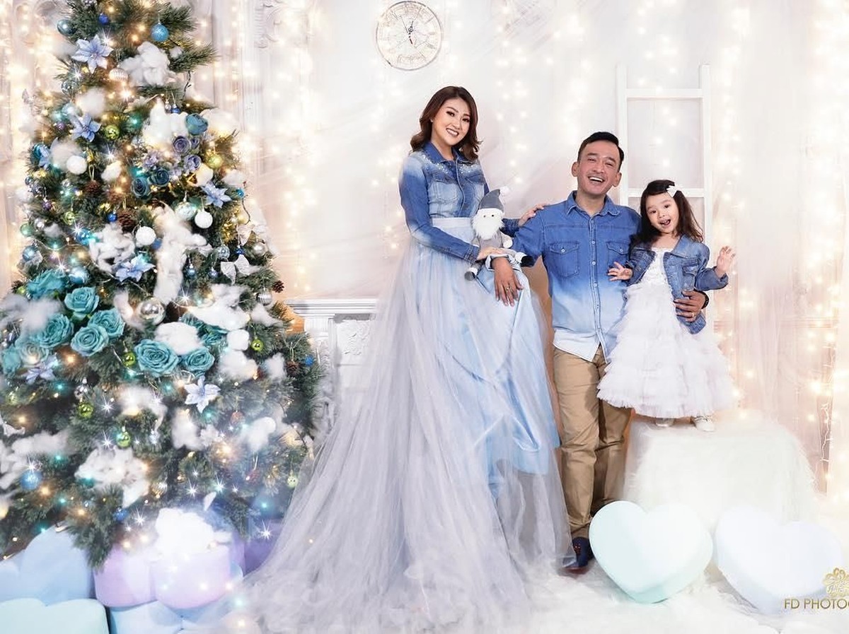Jelang Natal&comma; enam selebriti membagikan keceriannya lewat sebuah foto di akun Instagram mereka&period;