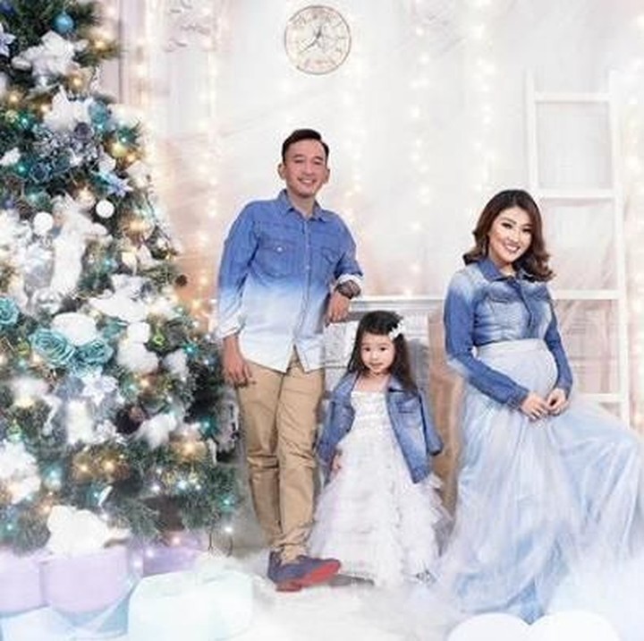 <p>Foto Natal keluarga Ruben Onsu terlihat berbeda tahun ini. Bunda Sarwendah nampak memamerkan <em>baby bump</em> yang terlihat menggemaskan. (Foto: Instagram @ruben_onsu)</p>