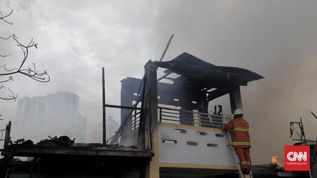Api diduga disebabkan korsleting listrik. Petugas mengerahkan 25 kendaraan pemadam untuk mengantisipasi api tersebar di kawasan padat penduduk itu.