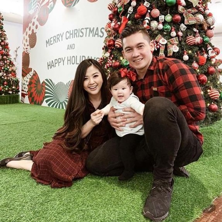<p>Berbeda dengan keluarga Franda dan Samuel, yang tanpa malu-malu mengaku numpang foto di depan pohon Natal di sebuah mal. Ada yang sama seperti Franda nggak nih? (Foto: Instagram @frandaaa87)</p>