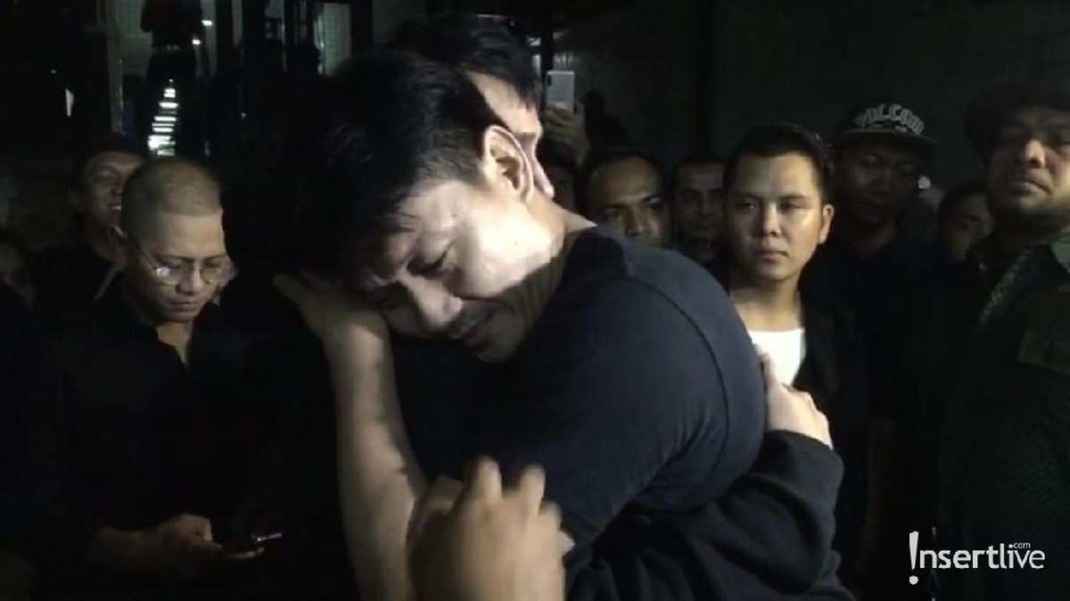 Berikut suasana duka kedatangan jenazah Dylan&comma; korban meninggal tsunami Anyer&comma; Banten&comma; pada Sabtu &lpar;22&sol;12&rpar; malam&period;