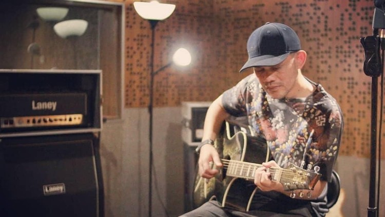 Juliana Moechtar, istri dari Herman Sikumbang, memutar kembali kenangan bersama Herman, lewat lagu ciptaan gitaris band Seventeen itu.