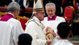 Misa Natal, Paus Fransiskus Ajak Umat Hidup Lebih Sederhana