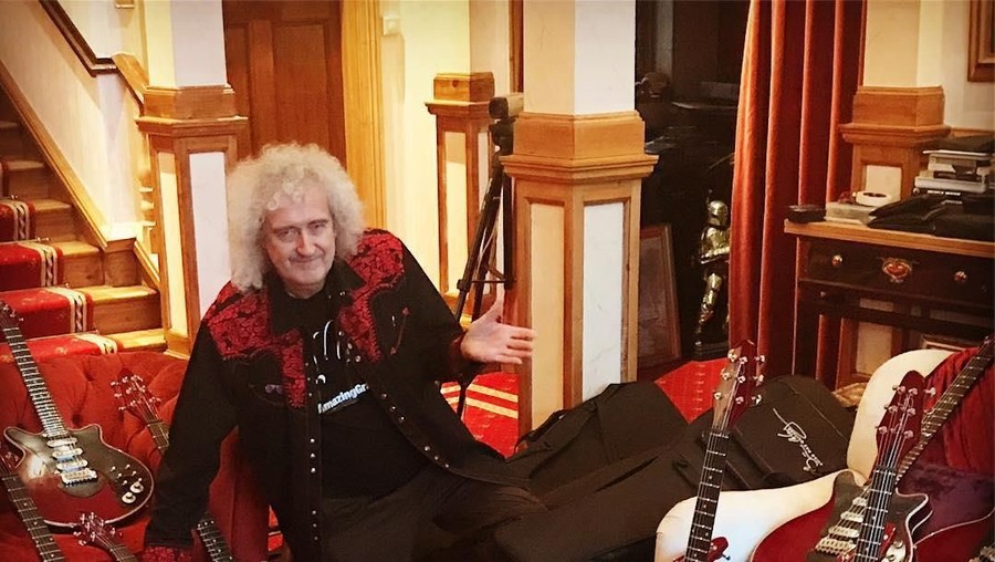 Gitaris Queen Tulis Belasungkawa untuk Seventeen Gitaris band legendaris Queen, Brian May, turut menulis belasungkawa untuk Seventeen yang turut menjadi korban tsunami Banten.